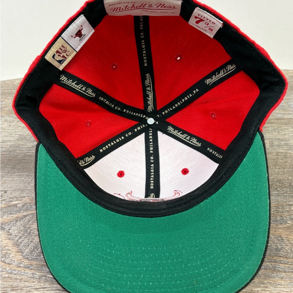 Chicago Bulls Mitchell & Ness Hardwood Classics Team Two-Tone 2.0 Snapback Hat - Picture 2 of 6
